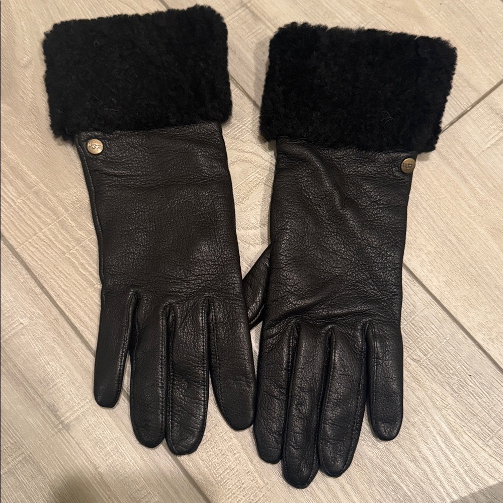 UGG Australia Black Leather Gloves with cashmere lining